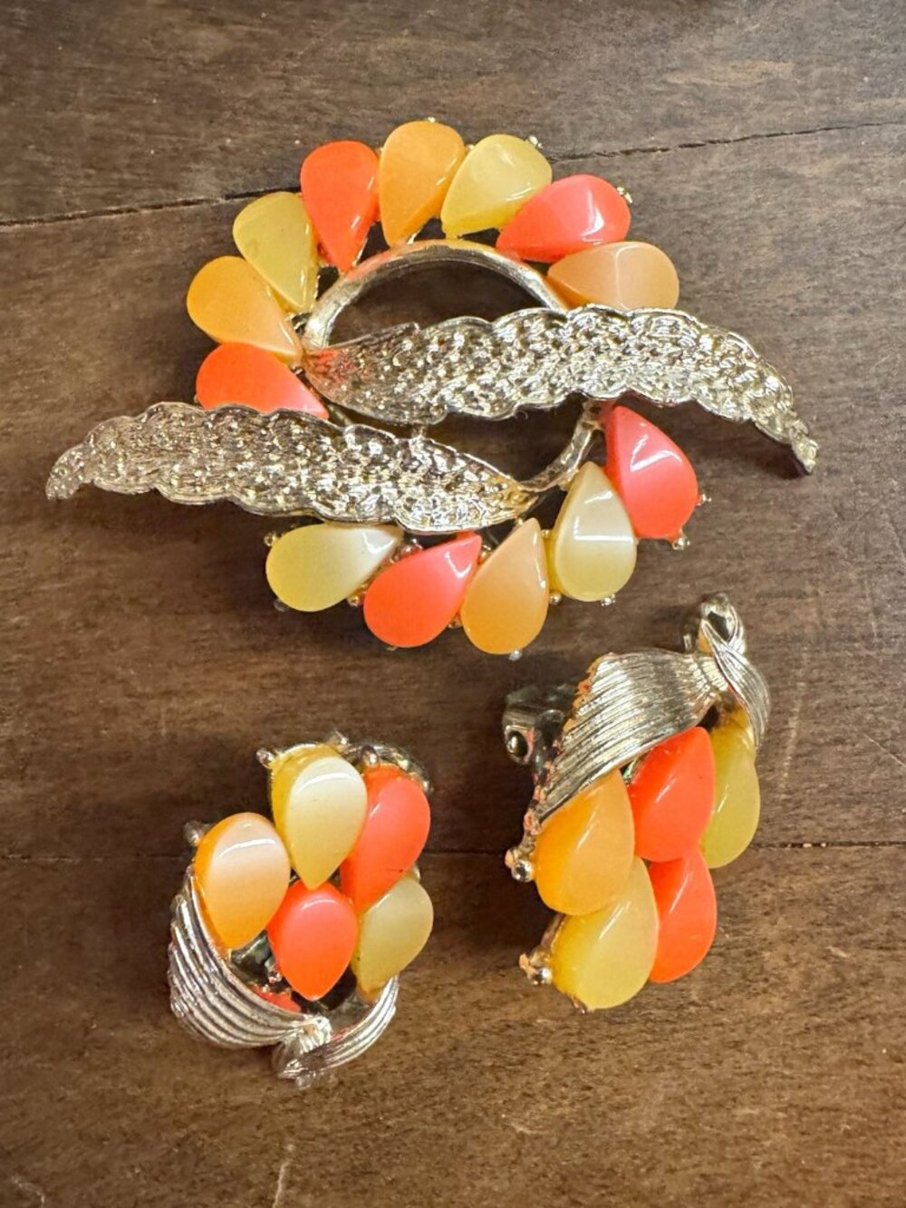 Lisner Brooch & Clip-On Earrings Set Lucite Thermoset Wreath Orange Yellow 1960s
